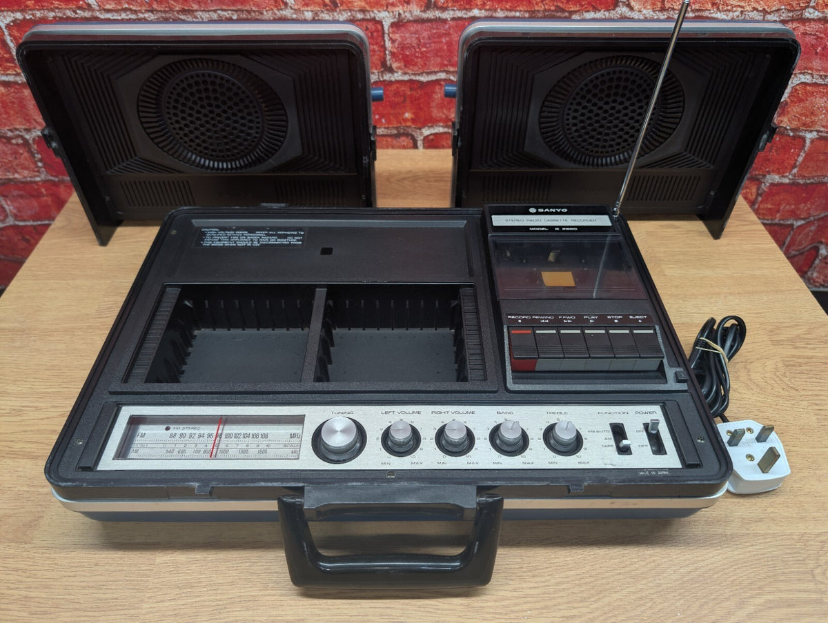 Vintage Sanyo G2600 Stereo Radio Cassette Recorder Briefcase Speakers Working