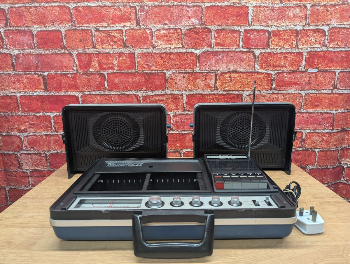 Vintage Sanyo G2600 Stereo Radio Cassette Recorder Briefcase Speakers Working